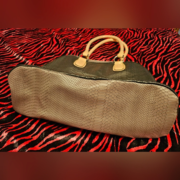 Vintage Guess Faux Crocodile Snakeskin Leather Bowling Purse Bag Pink Gray Y2k - Picture 6 of 7